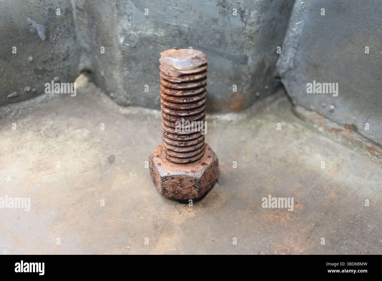 Bulloni e dadi arrugginiti pali di ferro di bloccaggio che non sono più adatti all'uso. Foto Stock