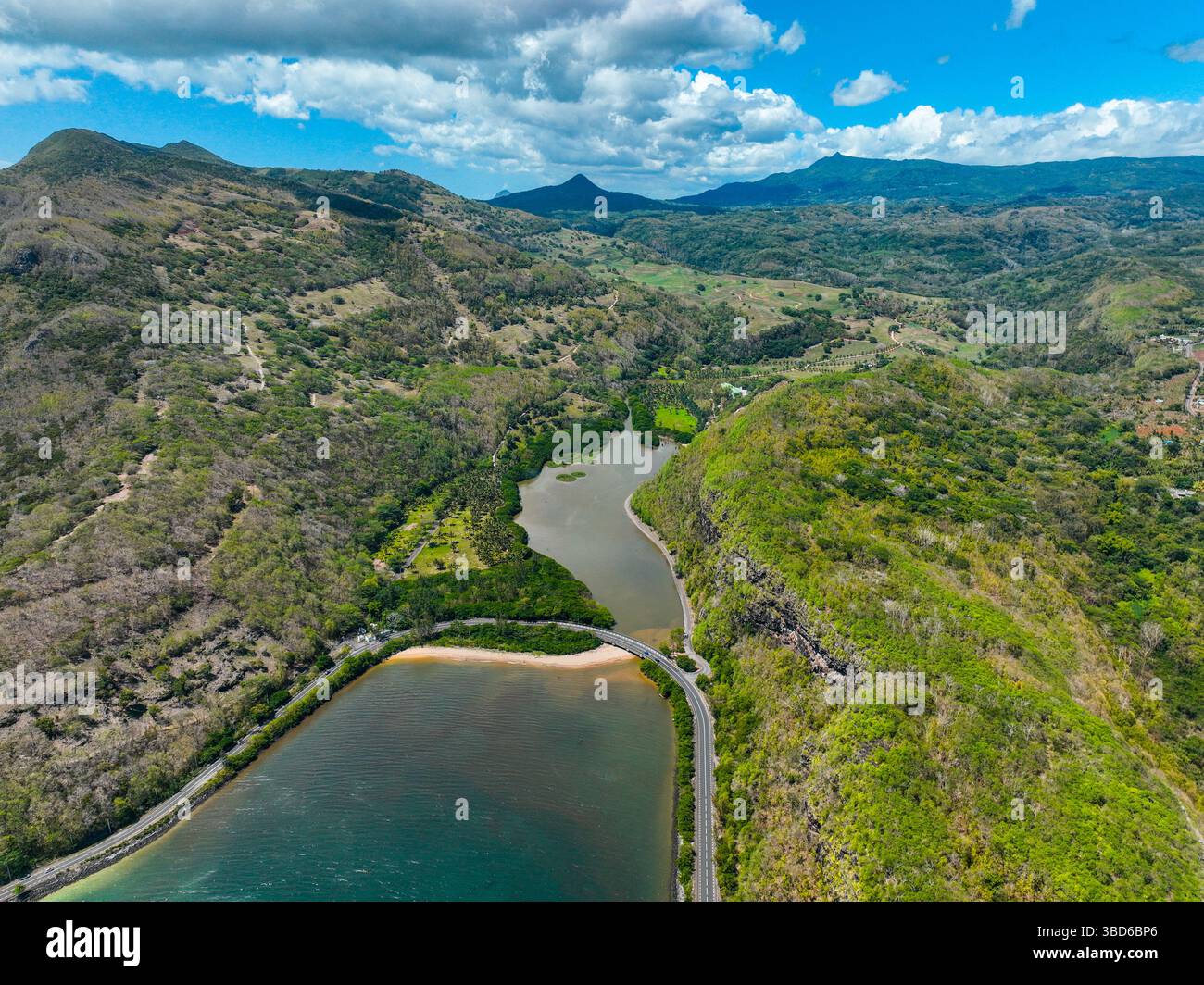 Splendide sfumature di acqua blu che sbiadono nell'oceano profondo al largo della costa di Mauritius Foto Stock