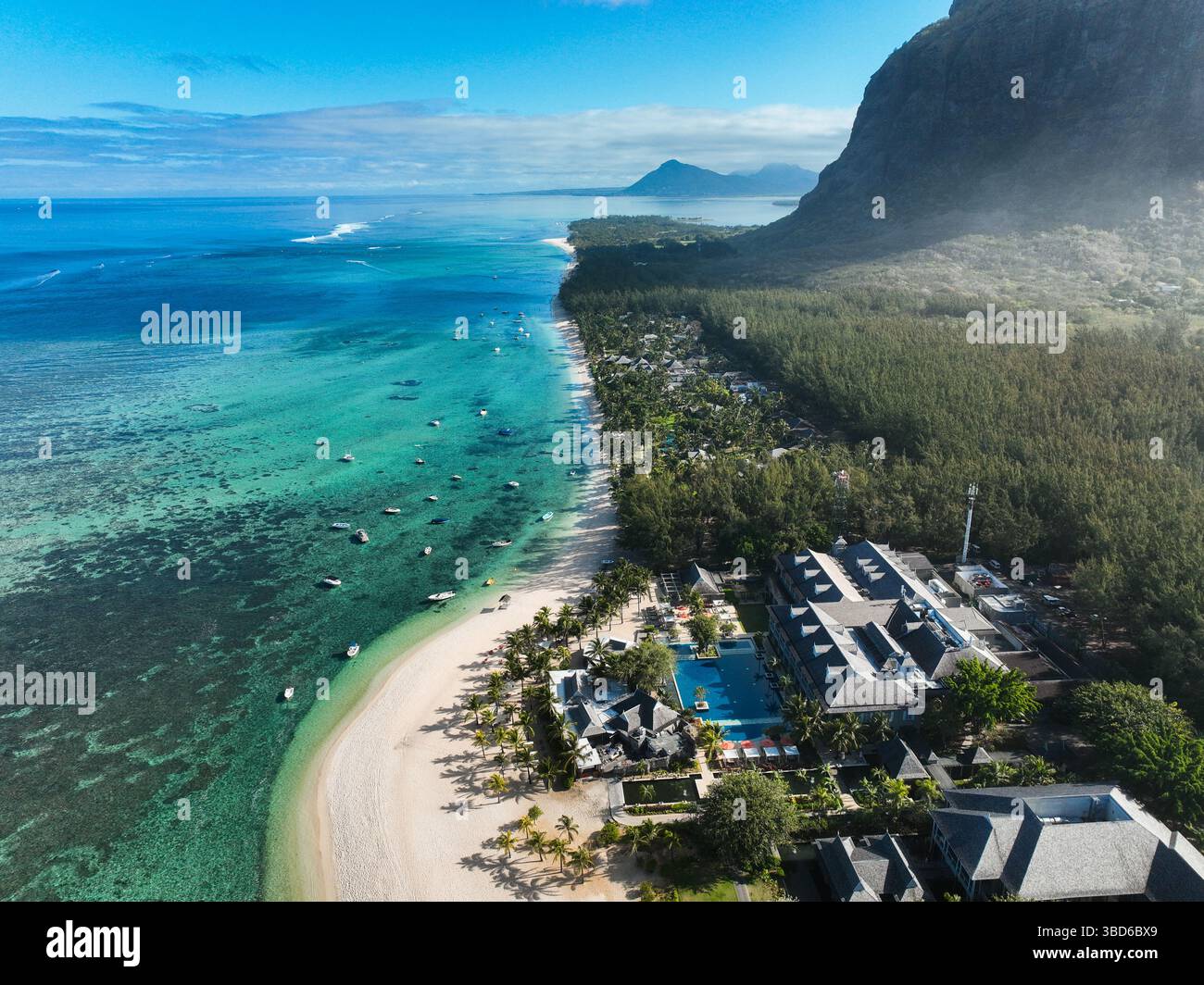 Aerea della costa di Mauritius con barche, barriera corallina e resort tropicale Foto Stock