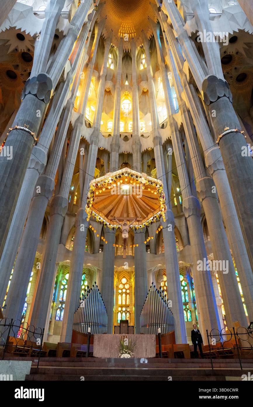 Barcellona, Spagna - 12 maggio 2023: Splendido dettaglio architettonico di altare, baldacchino e soffitto alto nella Sagrada Familia Foto Stock