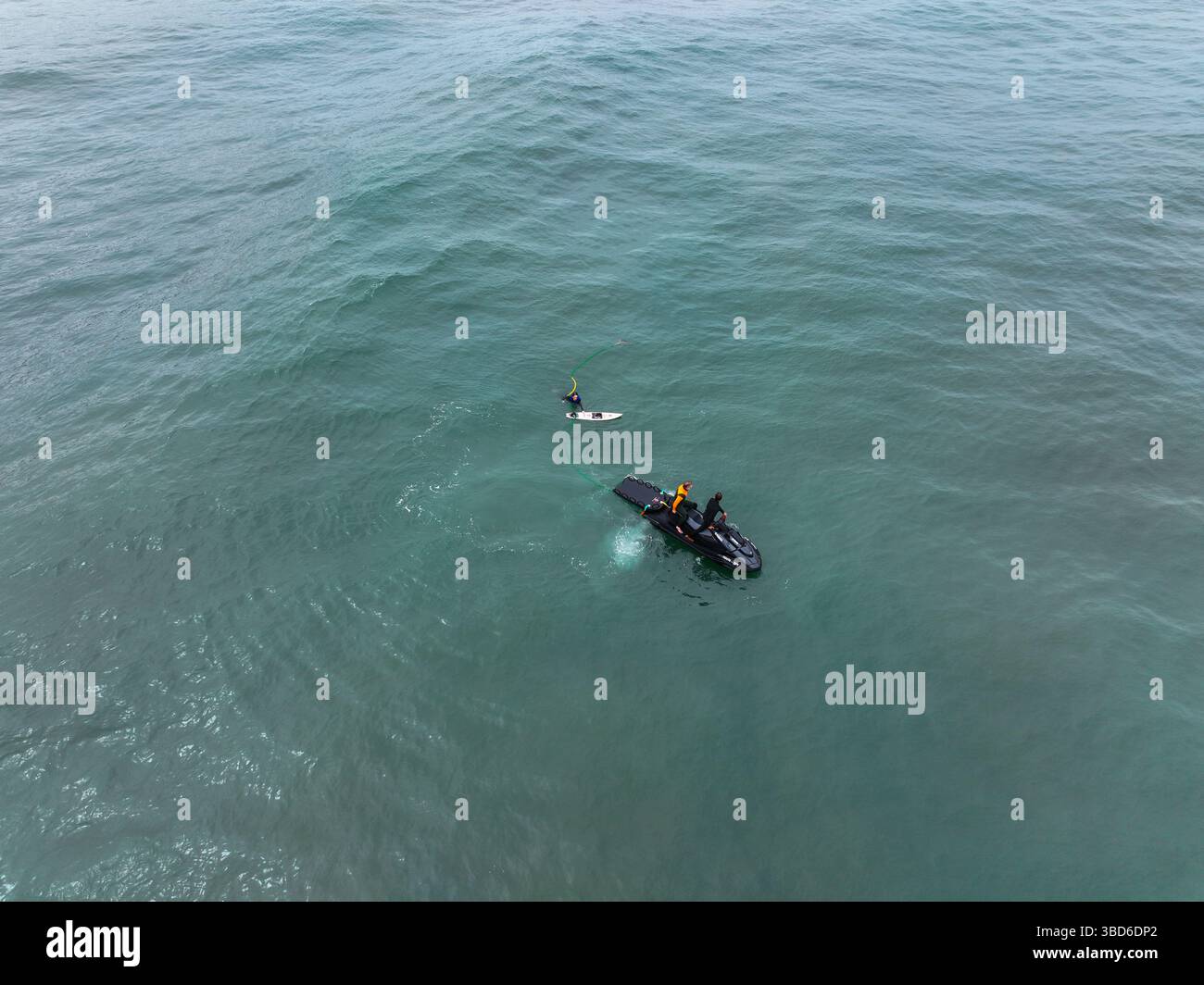 Nazare, Portogallo - 12 maggio 2024: Foto drone di un surfista che tiene la corda attaccata al jet ski che si prepara a fare surf nelle acque cristalline dell'oceano Foto Stock