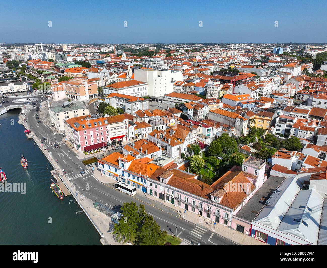 Immagine drone di Aveiro, Portogallo, che mostra vivaci case dal tetto rosso, canali e strade urbane Foto Stock