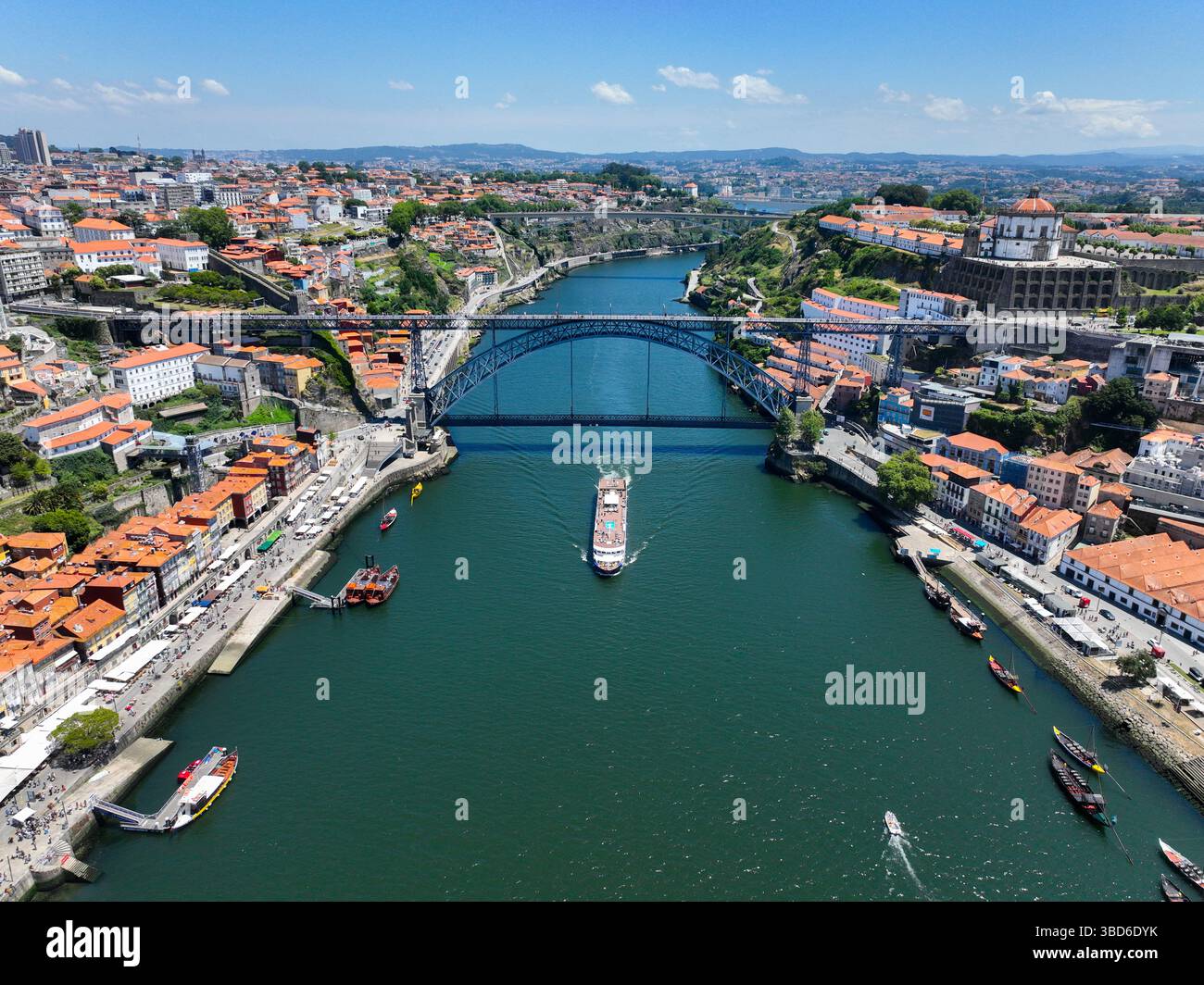 Foto aerea di una barca che naviga sotto il ponte Dom Luís i di Porto Foto Stock