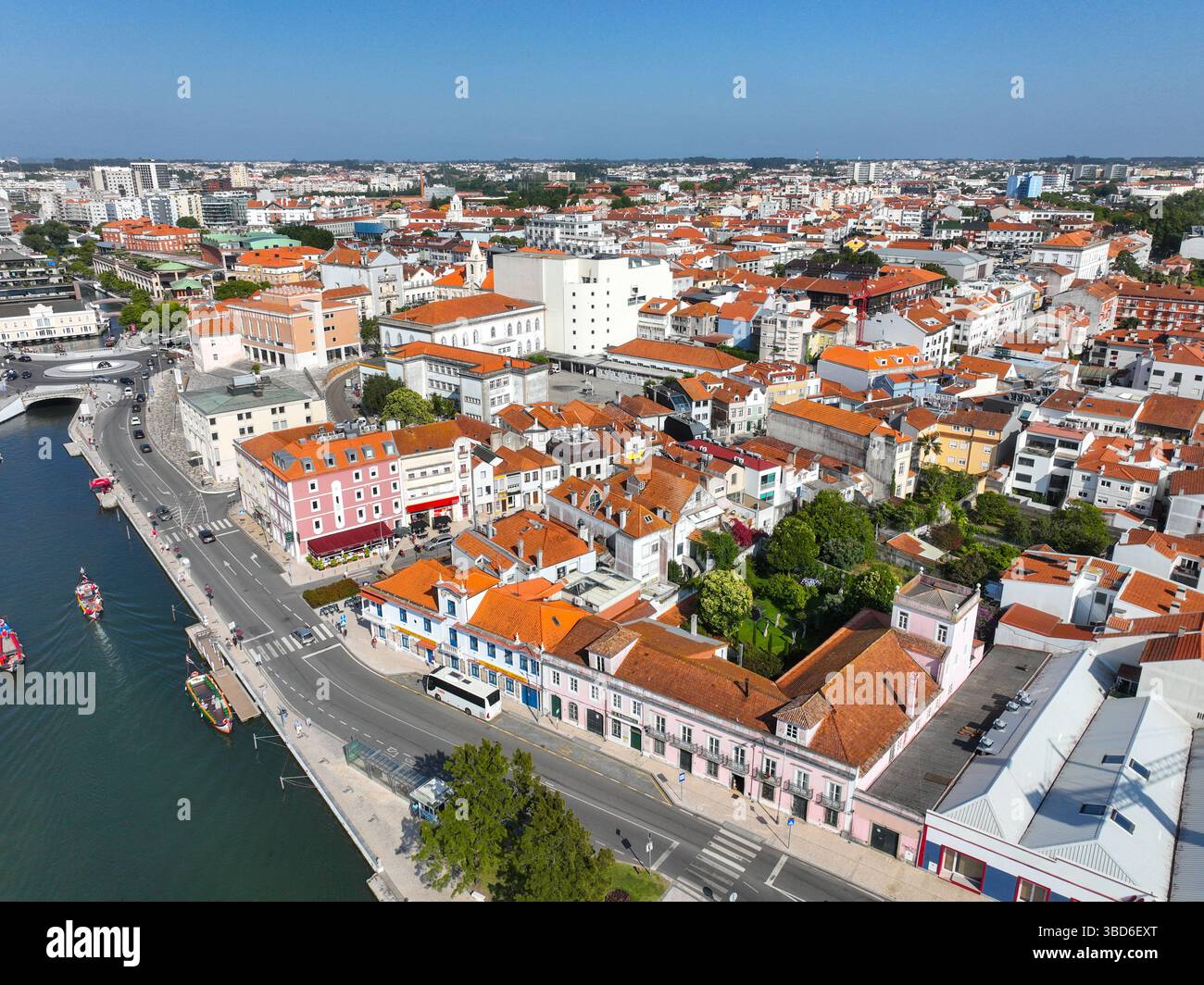 Immagine drone di Aveiro, Portogallo, che mostra vivaci case dal tetto rosso, canali e strade urbane Foto Stock