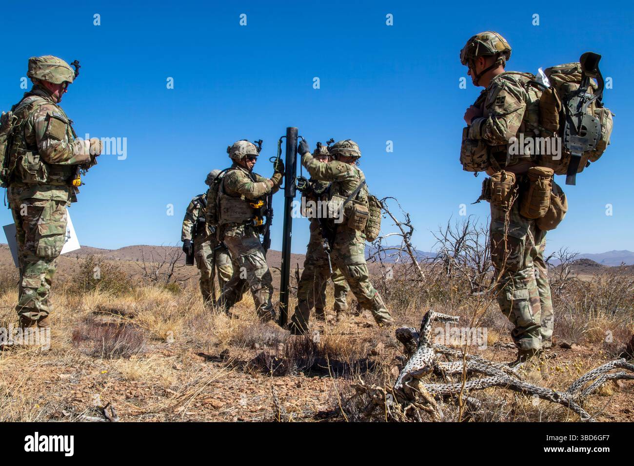Soldati degli Stati Uniti, assegnati alla 76th Engineer Company, 41st Engineer Battalion, Joint Task Force–Southern Border, posizionano e stabilizzano un posto durante una missione di messa in posa di un cartello della New Mexico National Defense area (NMNDA) vicino ad Antelope Wells, New Mexico, 20 maggio 2025. Sotto la direzione del Northern Command degli Stati Uniti, la Joint Task Force–Southern Border allinea gli sforzi per sigillare il confine meridionale e respingere le attività illegali ed è responsabile di operazioni su larga scala, agili e di tutti i domini, che consentiranno operazioni DoD più efficaci ed efficienti. (Foto U.S. Army di SPC. Anjelica Asejo) Foto Stock
