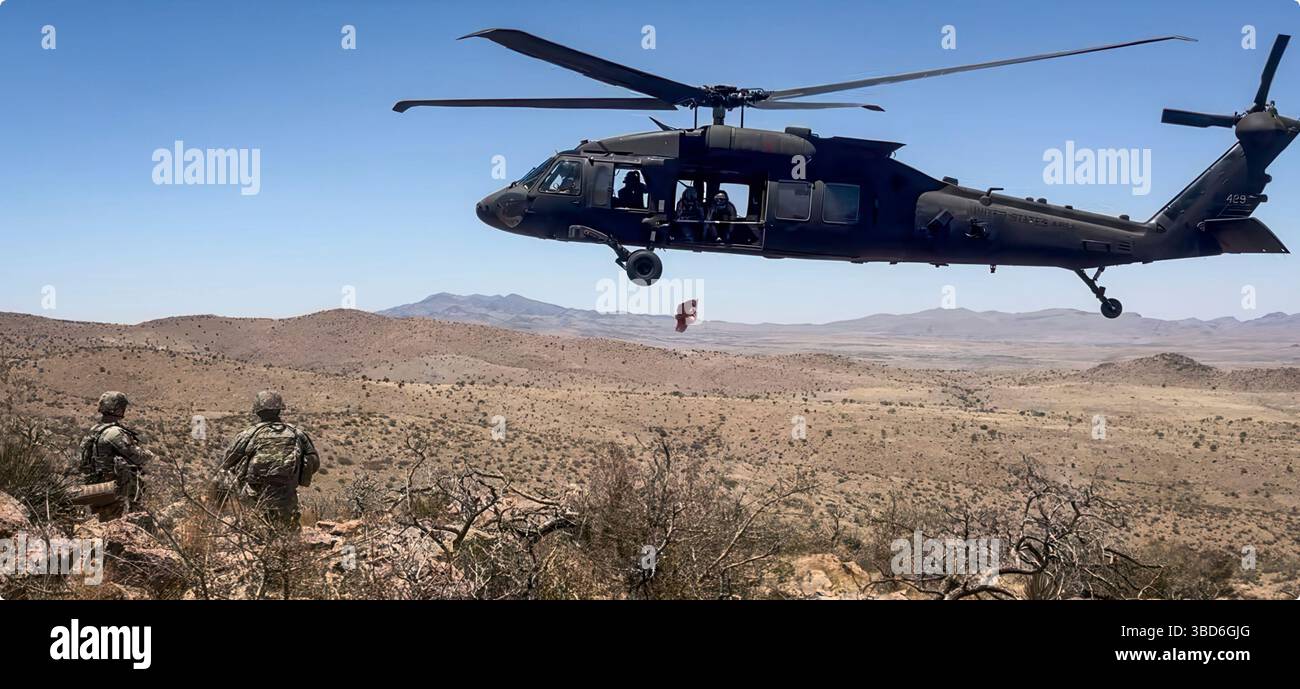 Un UH-60 Black Hawk dell'esercito statunitense assegnato alla 1st Combat Aviation Brigade, 1st Infantry Division, lascia il New Mexico National Defense area (NMNDA) firmare equipaggiamento per i soldati statunitensi con la 76th Engineer Company, assegnato alla Joint Task Force-Southern Border, vicino Antelope Wells, New Mexico, 20 maggio 2025. I materiali sono stati forniti dalla consegna aerea a causa del terreno austero che limitava le manovre a terra. Sotto la direzione del Northern Command degli Stati Uniti, la Joint Task Force–Southern Border allinea gli sforzi per sigillare il confine meridionale e respingere le attività illegali ed è responsabile di tutto il dominio, agilità e su vasta scala Foto Stock