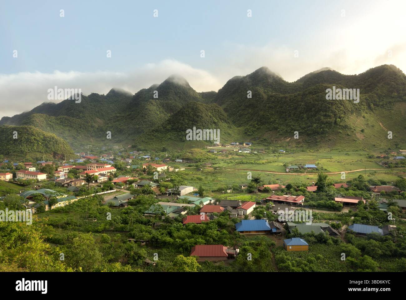 Vista panoramica di una tradizionale minoranza etnica Hang Kia nel nord del Vietnam Foto Stock