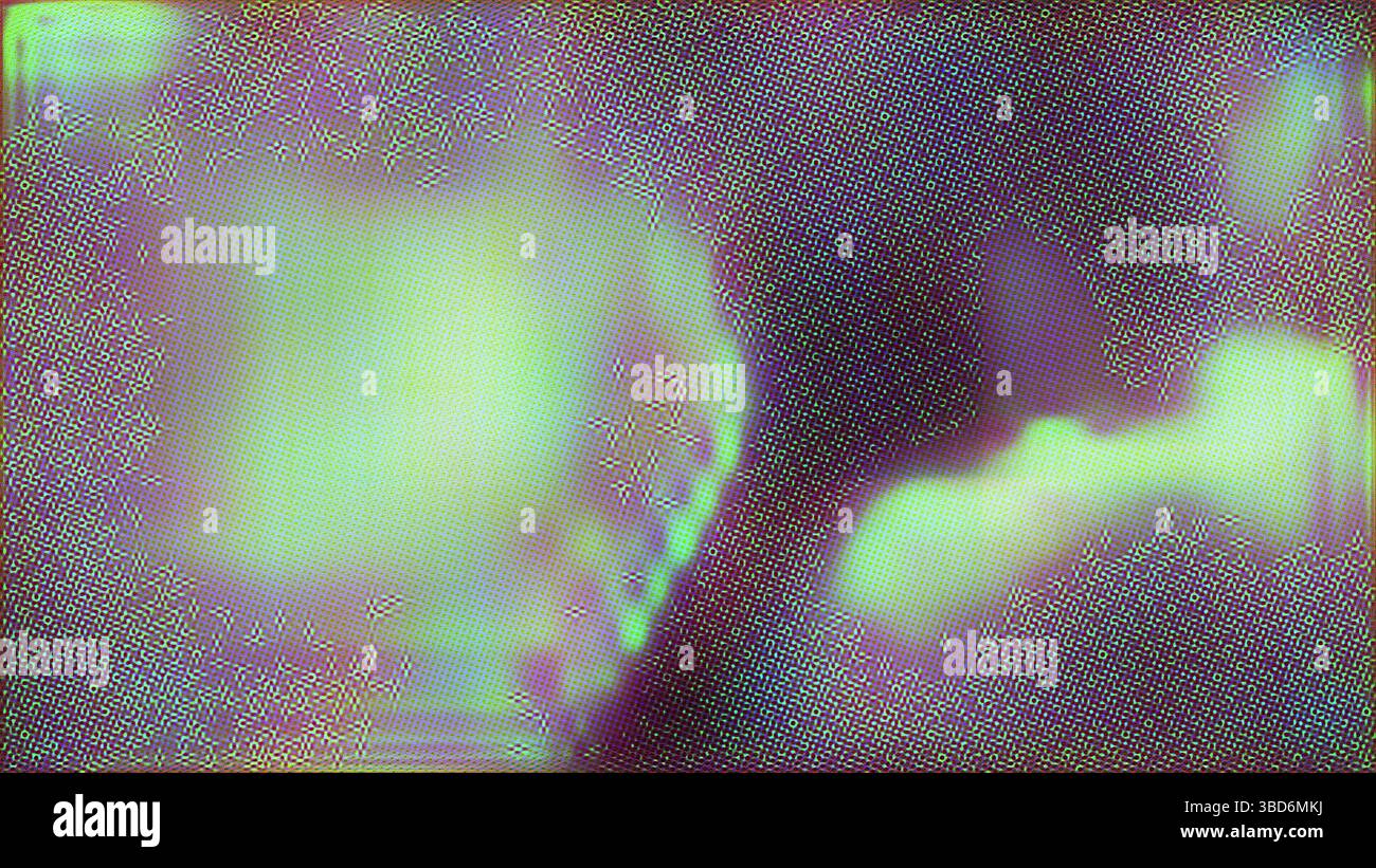 Una rappresentazione astratta caratterizzata da colorate texture pixelate che creano una miscela di tonalità verde e viola, evocando un senso di emozione digitalizzata e dep Foto Stock