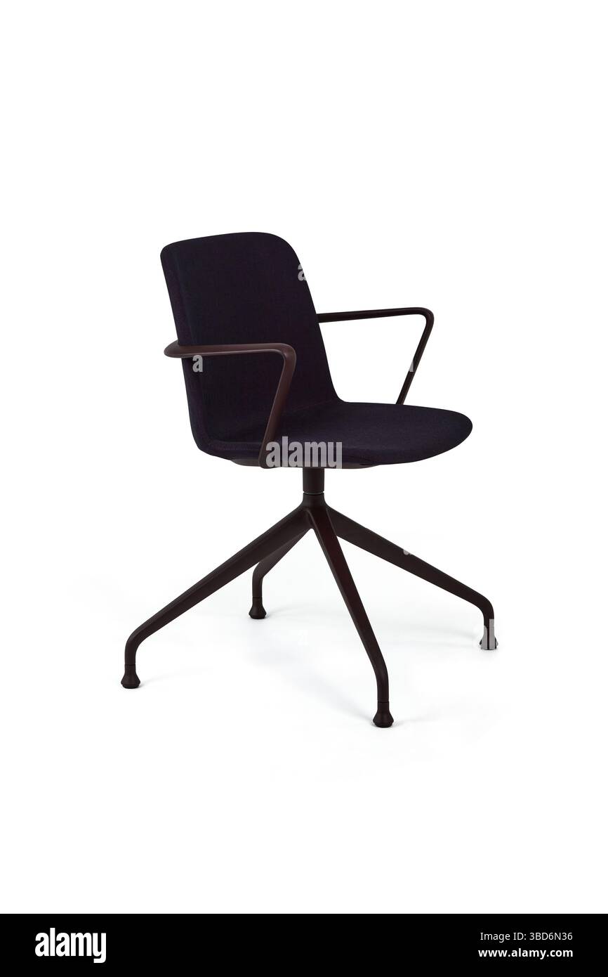 una vista isolata di una sedia da ufficio girevole nera, dotata di braccioli e di un'esclusiva base a tre braccia, il design elegante Foto Stock