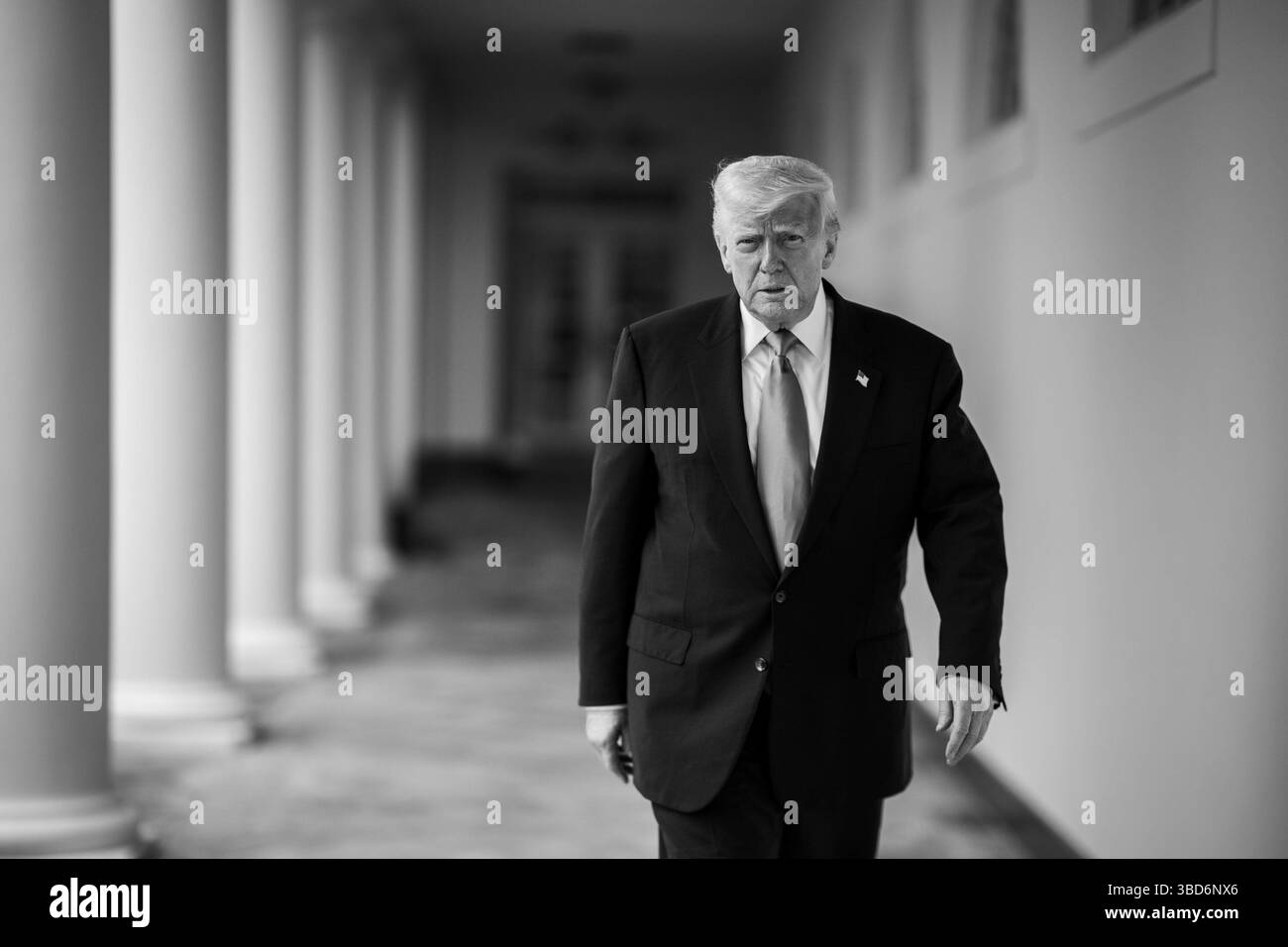 21 maggio 2025, Washington, District of Columbia, USA: Il presidente DONALD TRUMP cammina lungo il colonnato occidentale sulla strada per la residenza per un evento per celebrare il campione di pallacanestro maschile NCAA Division 1 2025 Florida Gators, mercoledì 21 maggio 2025. (Credit Image: © Daniel Torok/White House/ZUMA Press Wire) SOLO PER USO EDITORIALE! Non per USO commerciale! Foto Stock