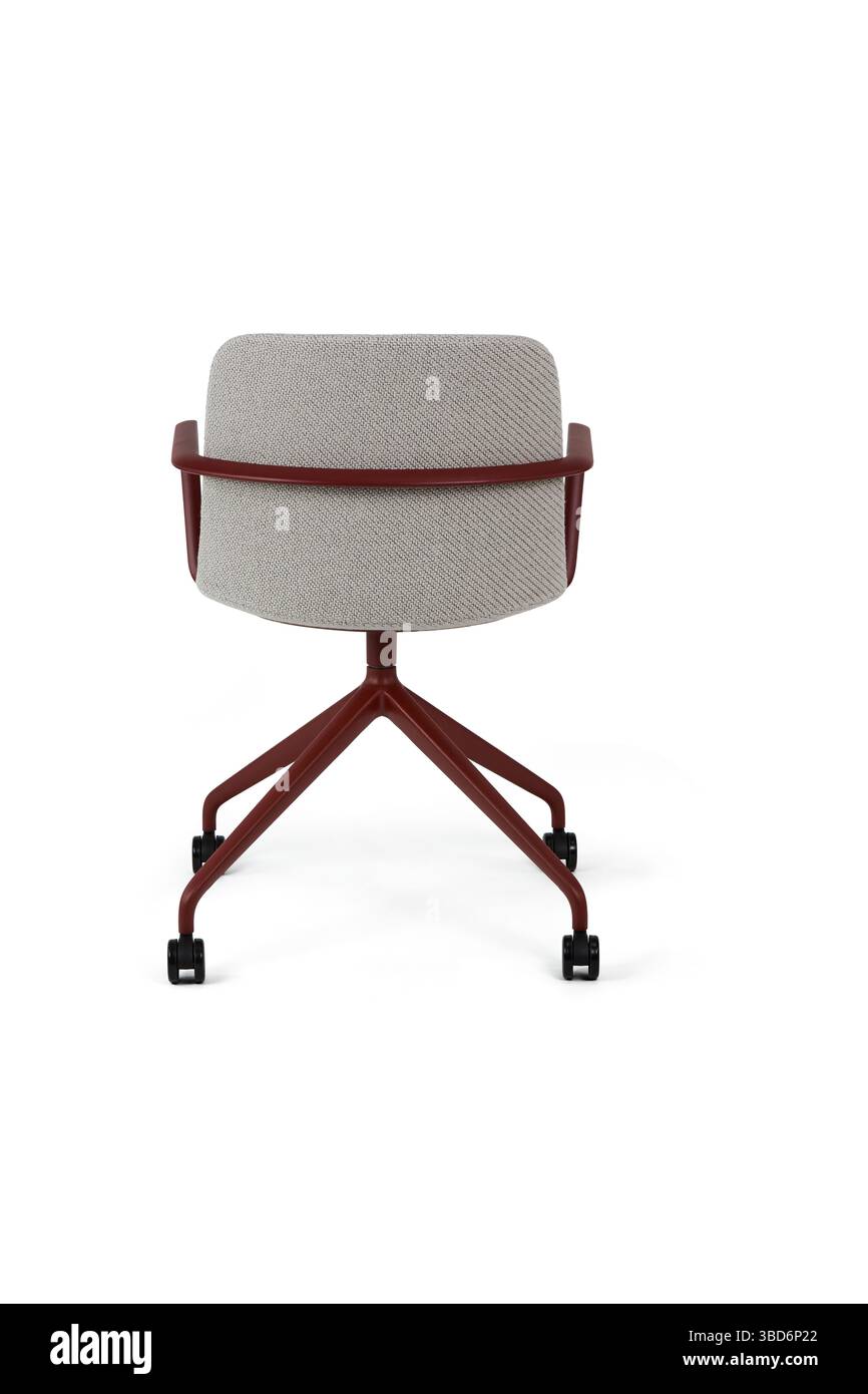 una moderna sedia da ufficio è presentata dal retro, con sedile e schienale rivestiti in tessuto grigio Foto Stock