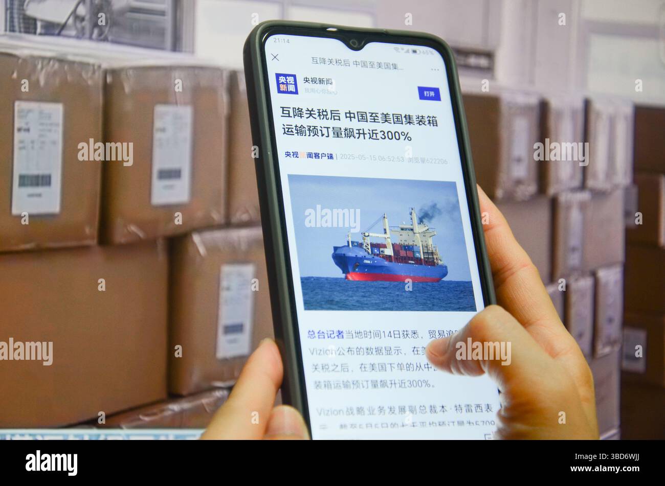 Jingmen,Guangdong,Cina.15 maggio,2025.la gente usa lo smartphone per guardare le notizie sulle tariffe Cina-USA.dati rilasciati il 14 (ora locale) da Trade tr Foto Stock