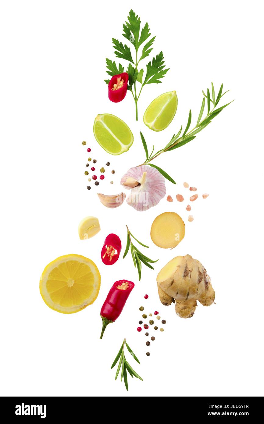 Condimenti speziati e fragranti, isolati su fondo bianco Foto Stock