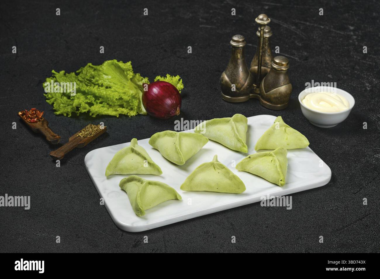 Gnocchi surgelati con spinaci Foto Stock