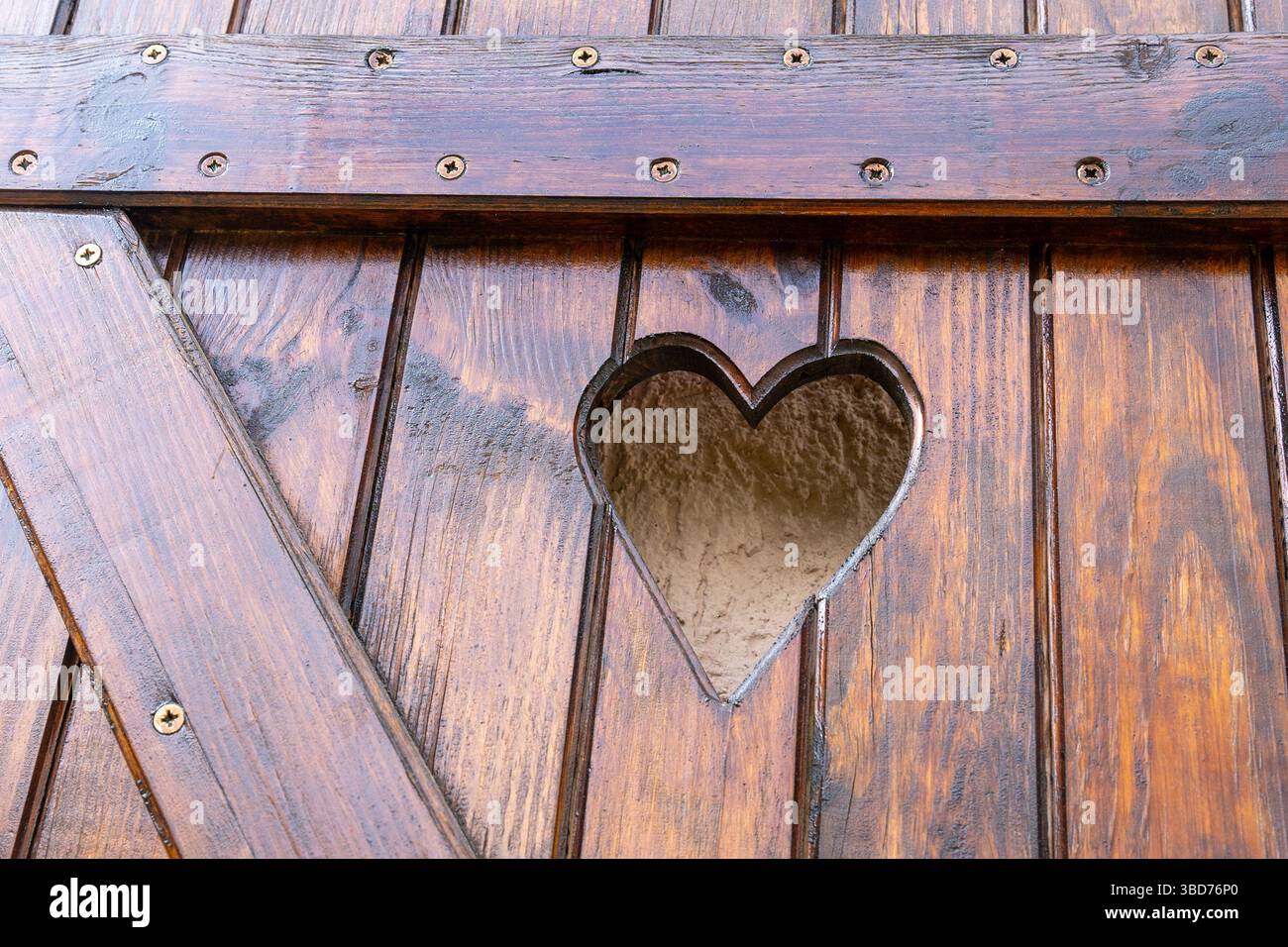 Cuore nel legno - dettaglio del coprifinestra inciso Foto Stock