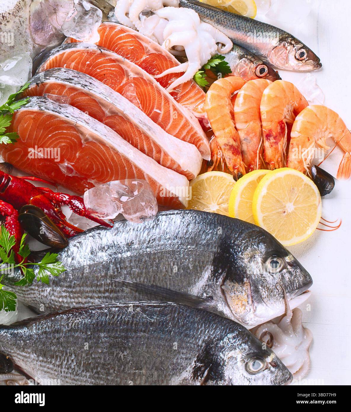 Pesce fresco e frutti di mare. Concetto di alimentazione sana. Vista dall'alto. Foto Stock