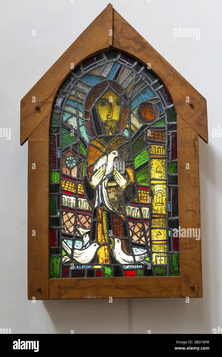 Moderna opera in vetro colorato St Francis of Assisi di Greg Tricker 2010, chiesa di Santo Stefano, chiesa di Santo Stefano, Bristol, Inghilterra, Regno Unito Foto Stock