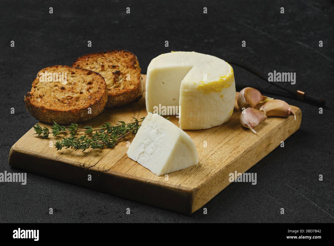 Piccola testa di formaggio di capra e pane tostato all'aglio Foto Stock