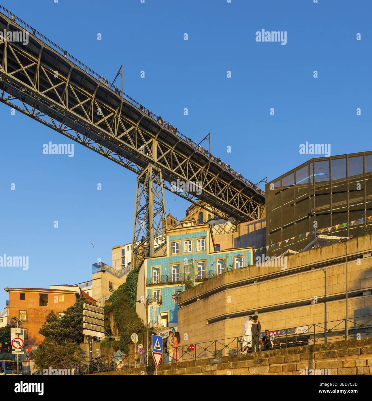 Ponte Dom Luis ed edifici storici a Vila Nova de Gaia, Porto, Portogallo, Europa contro il cielo blu Foto Stock