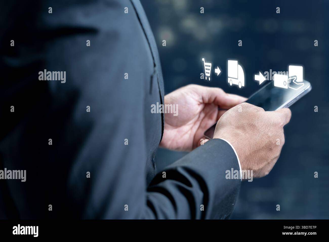 Uomo d'affari che usa un cellulare con l'icona della catena di fornitura dell'e-commerce. Innovazione tecnologica sullo schermo virtuale. Concetto di industria, trasporti e logis Foto Stock