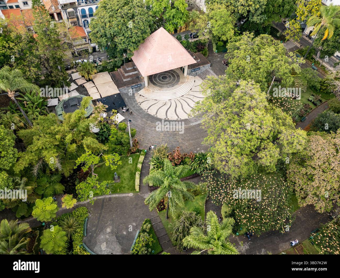 Vista dal drone del giardino municipale con anfiteatro nella città di Funchal, capitale dell'isola di Madeira, Portogallo Foto Stock
