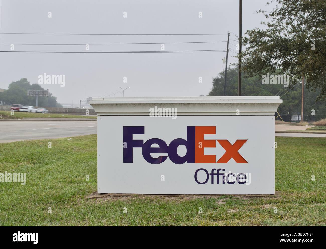 Houston, Texas USA 11-24-2022: Cartello commerciale FedEx Office in autostrada. Servizio di consegna tramite corriere multinazionale. Foto Stock