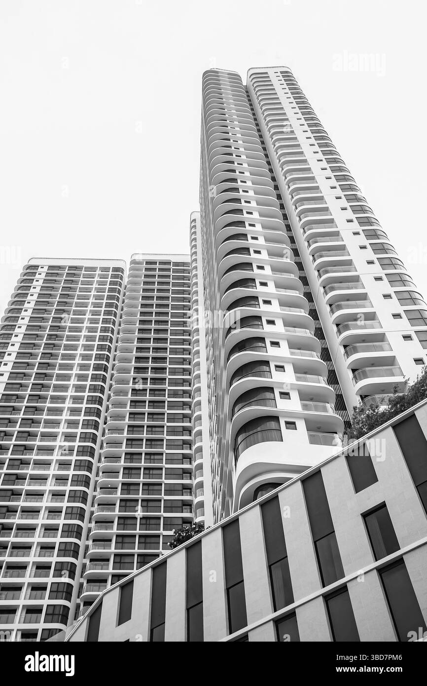 Esterno di un alto e contemporaneo edificio residenziale. Alta struttura a più piani, sviluppo immobiliare contemporaneo. Moderna architettura urbana Foto Stock