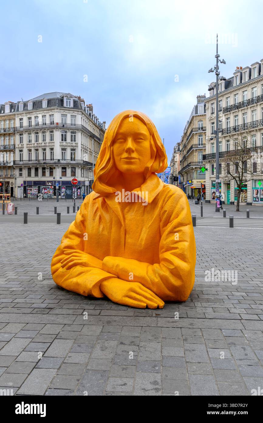 La scultura "Romy" dell'artista Xavier Veilhan si affaccia sulla stazione ferroviaria di Lille Flandres. Emergere dal suolo per accogliere visitatori da tutto il mondo. Foto Stock