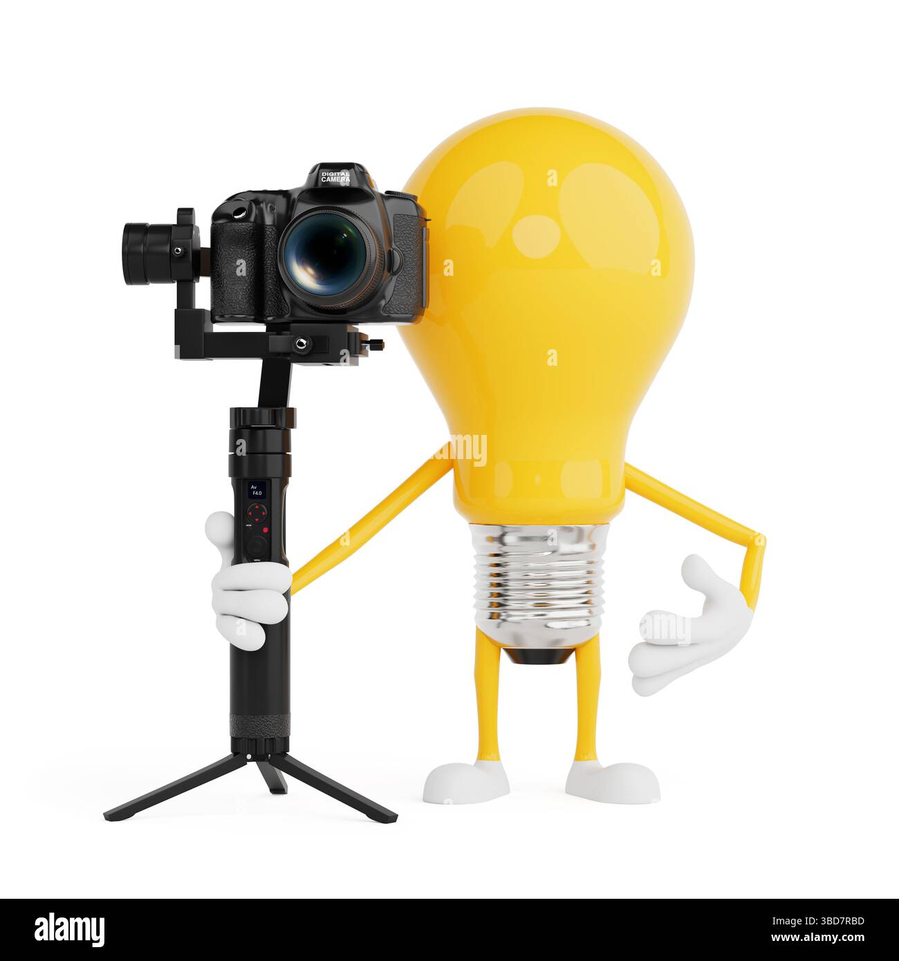 Creazione di contenuti e creazione di film. Lampadina a fumetti gialla personaggio che tiene la fotocamera sullo stabilizzatore treppiede su sfondo bianco. Rendering 3d. Foto Stock