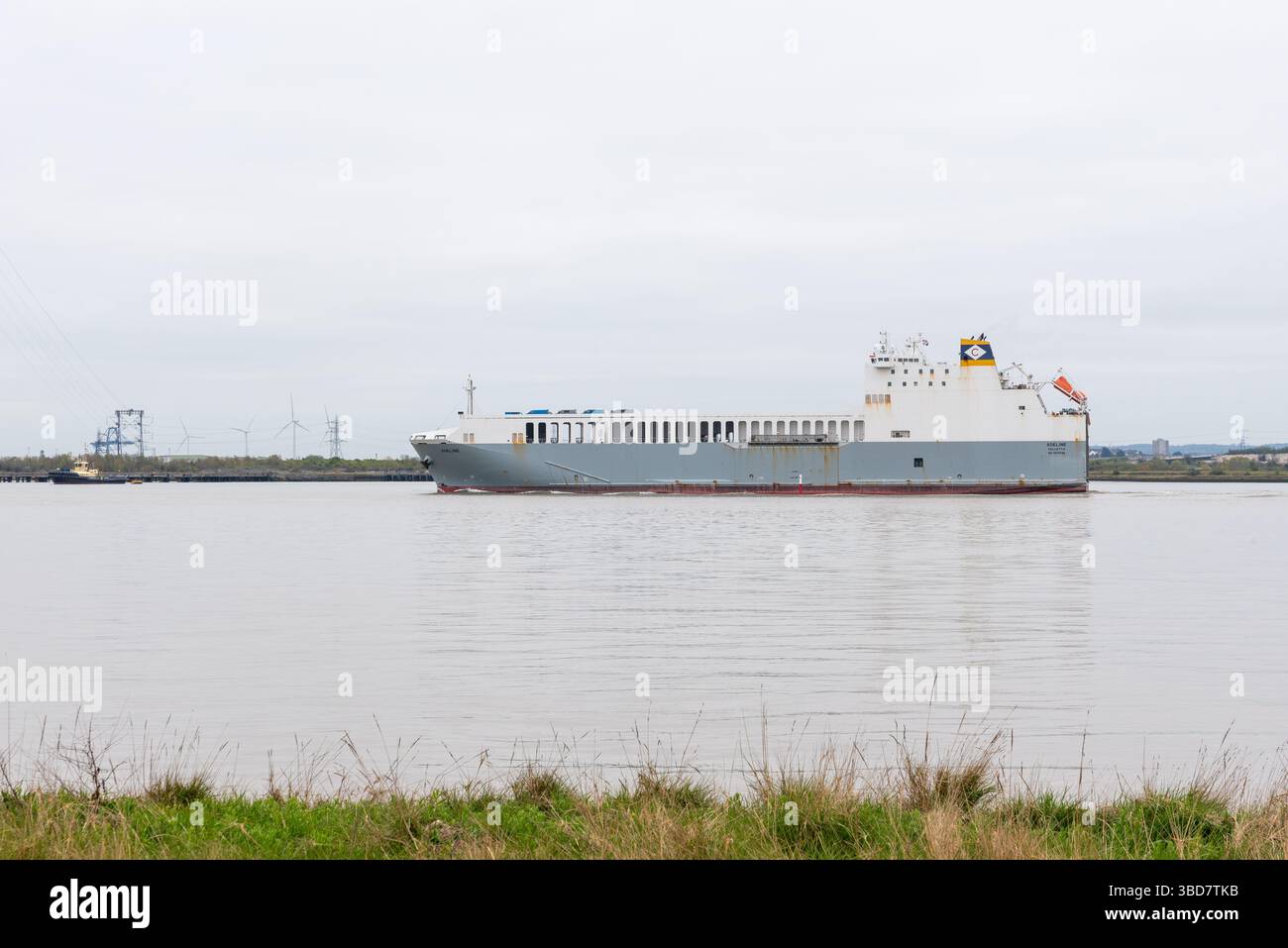 Adeline, Ro-Ro nave cargo che trasporta articoli commerciali a motore da Dagenham sul Tamigi diretti verso i porti europei. Commercio di esportazione Foto Stock