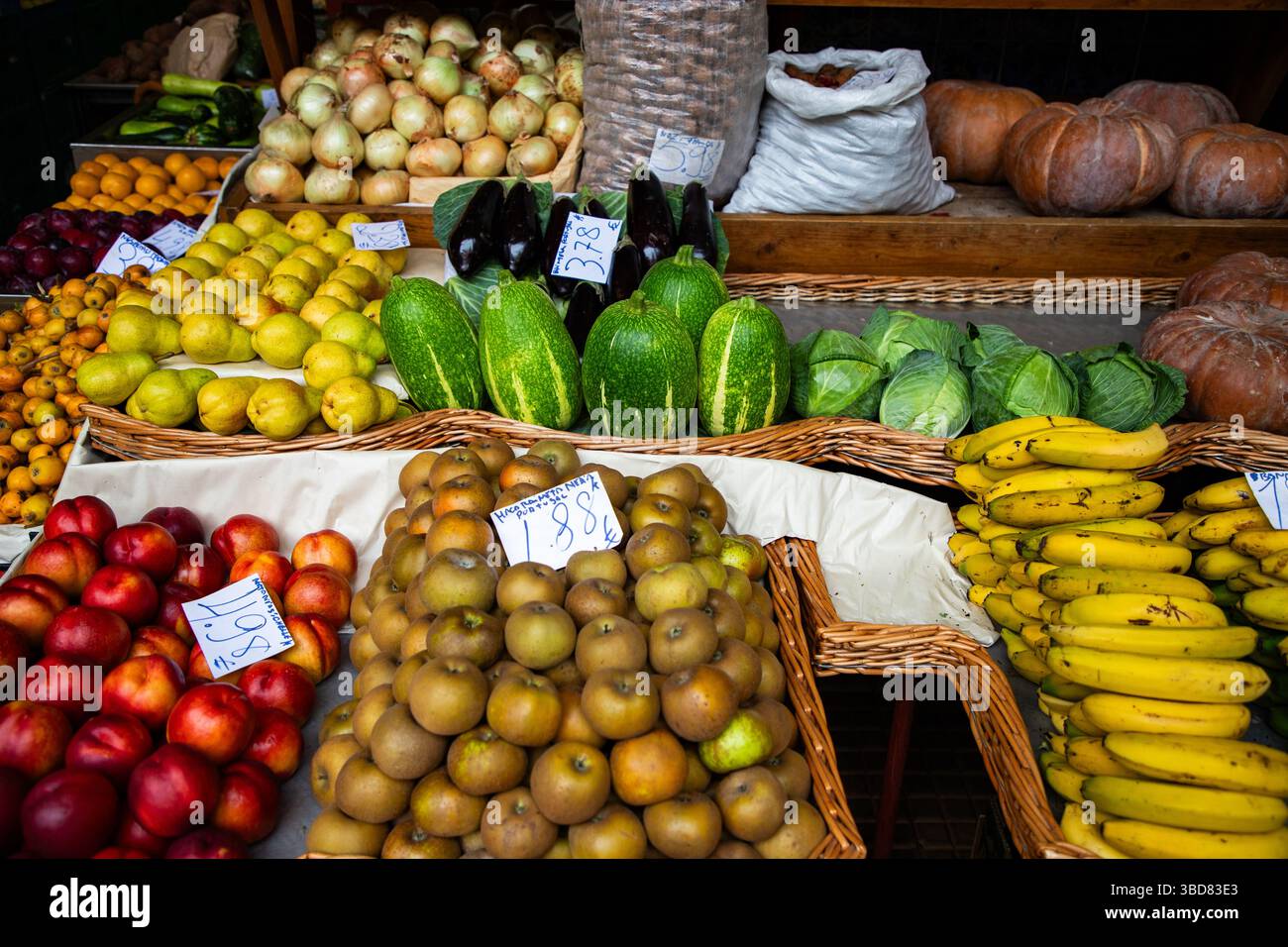 frutta esotica e un'atmosfera vivace in un vivace mercato di frutta tropicale Foto Stock