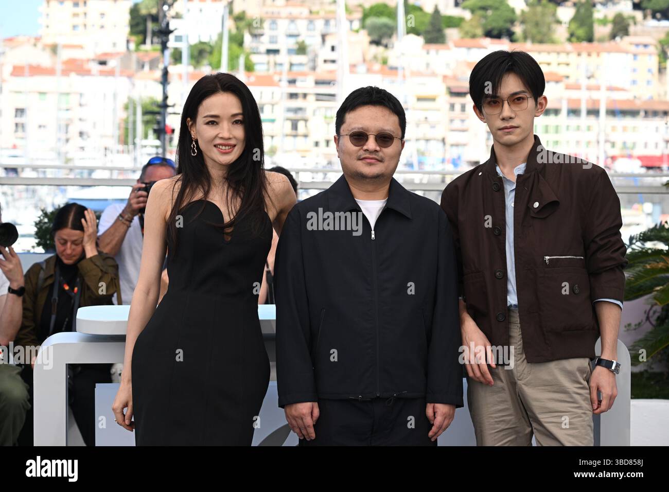 (Da sinistra a destra) Shu Qi, Gan Bi e Jackson Yee durante il photocall per il film Resurrection al 78° Festival di Cannes, in Francia. Data foto: Venerdì 23 maggio 2025. Foto Stock