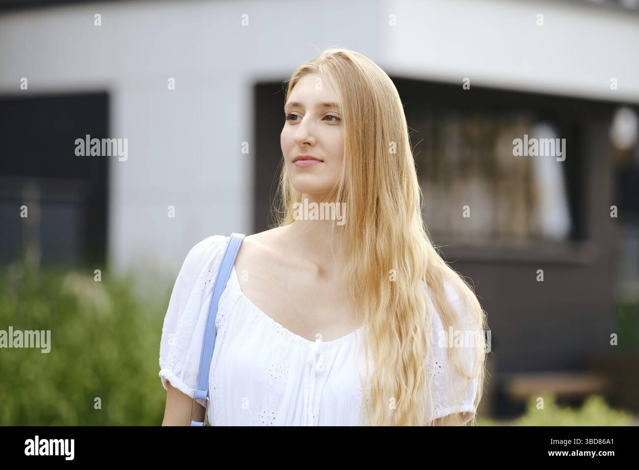 Ritratto all'aperto di una giovane donna con lunghi capelli biondi Foto Stock