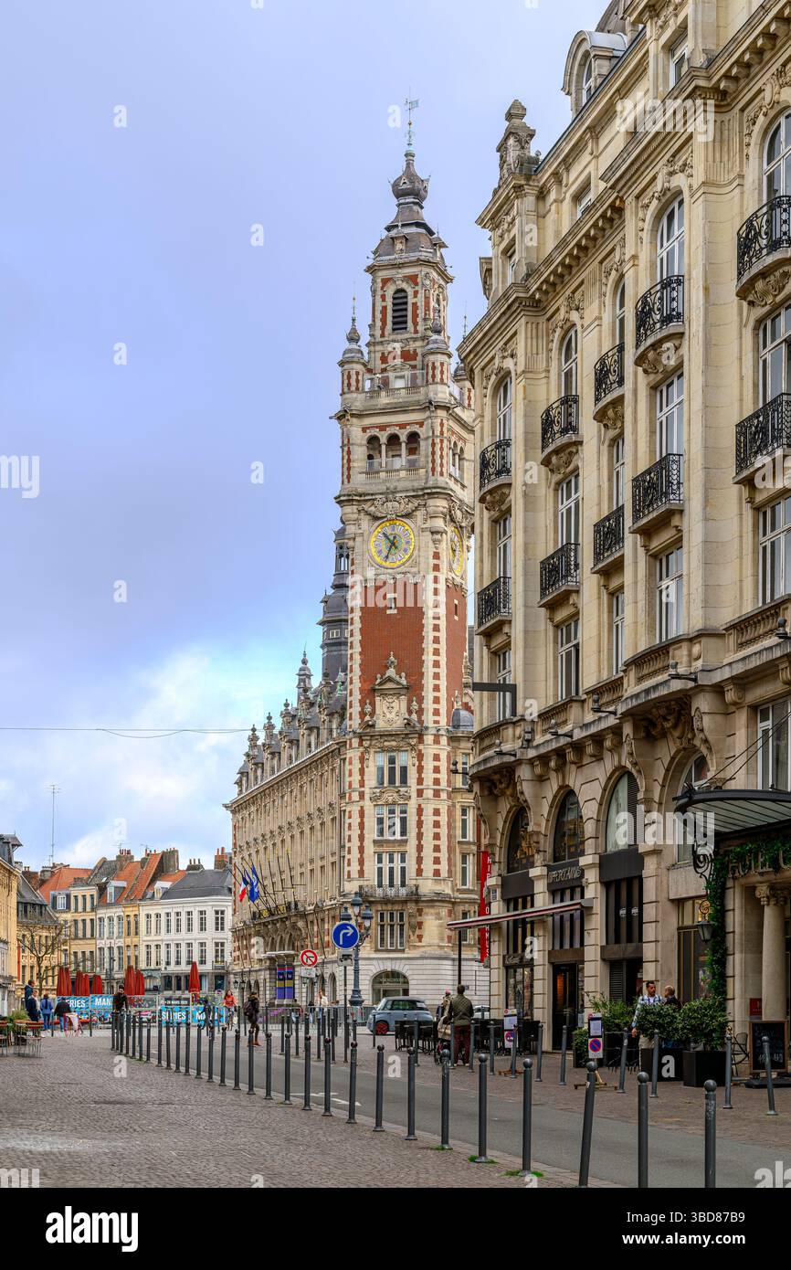 Lo splendido campanile della camera di commercio (Beffroi de la Chambre de Commerce de Lille) sorge sopra la maggior parte della città di Lille nel nord della Francia. Foto Stock