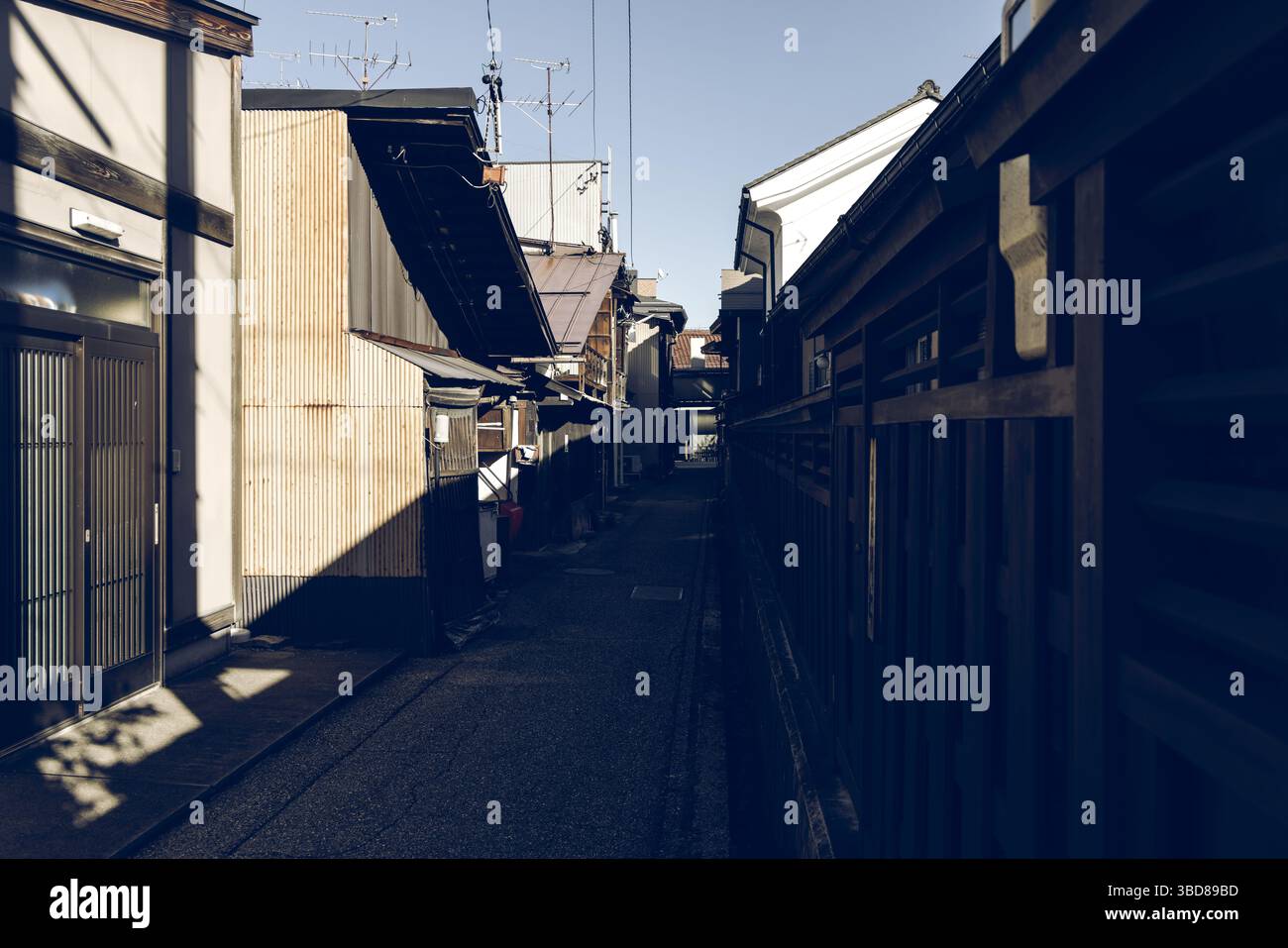 Foto di strada in stile retrò di Uramachi Takayama Giappone che mostra vicoli tradizionali con case in legno e tonalità di colore vintage con illuminazione laterale naturale Foto Stock