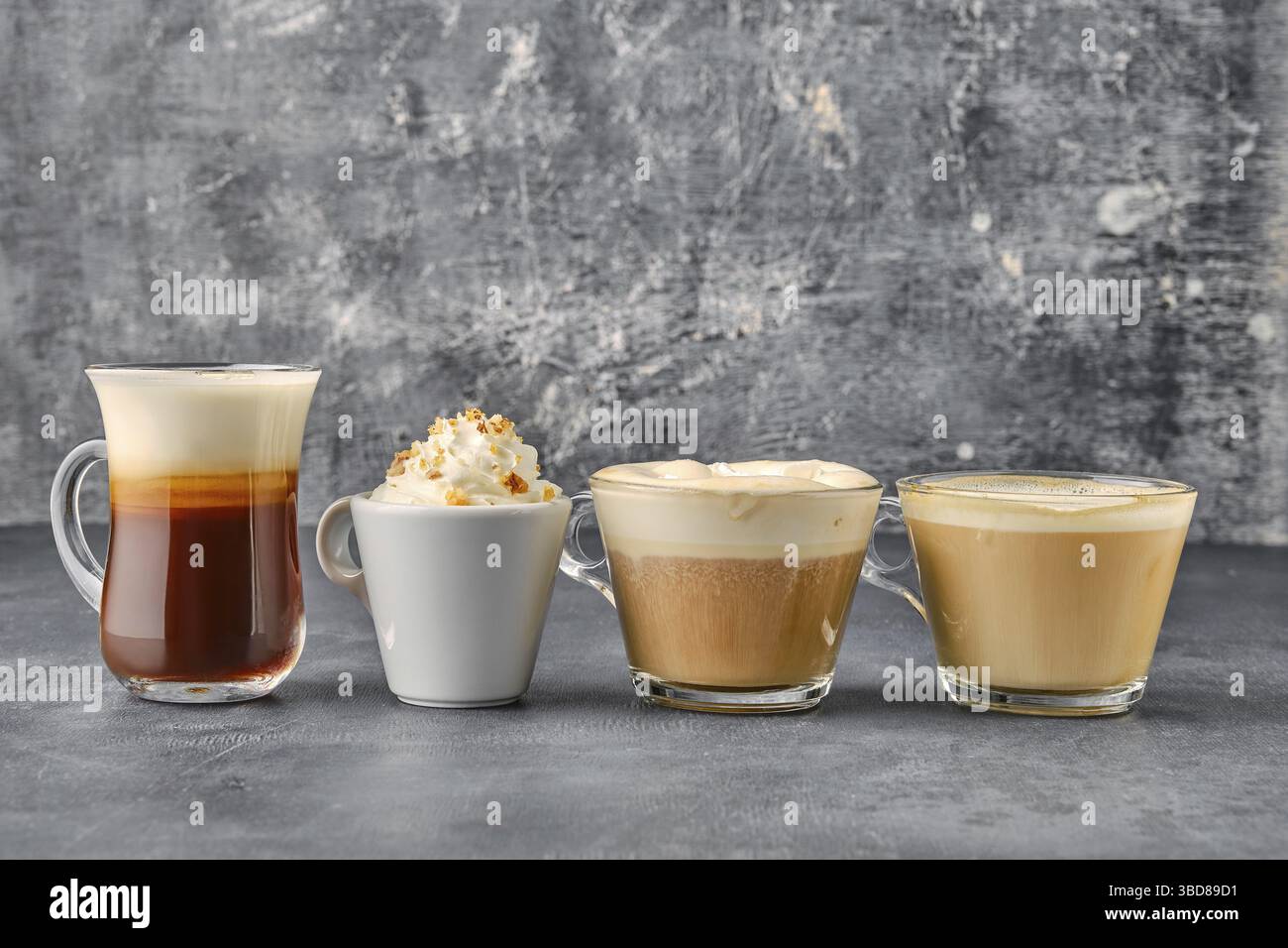 Variazione delle bevande al caffè su sfondo shabby Foto Stock