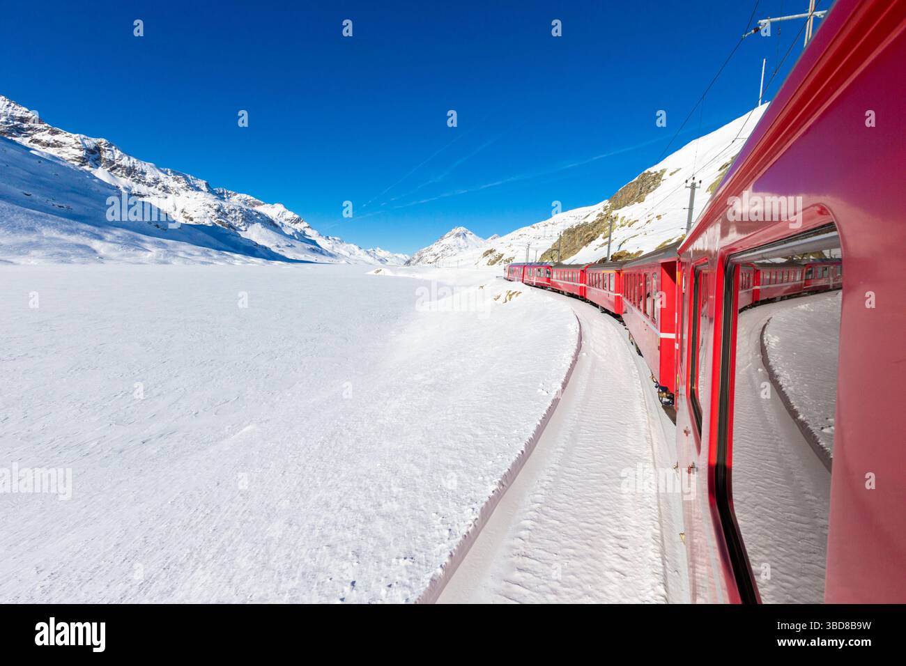 Treno Bernina Express al passo Bernina in inverno, Svizzera Foto Stock