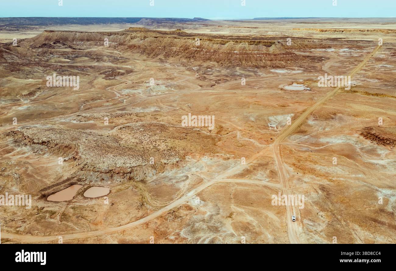 Vista aerea di un furgone bianco che attraversa il deserto remoto Foto Stock