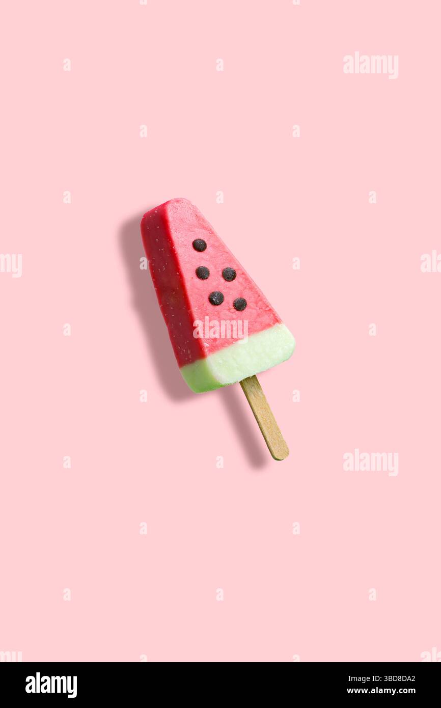 I papaveri di anguria isolano il gelato su sfondo rosa Foto Stock