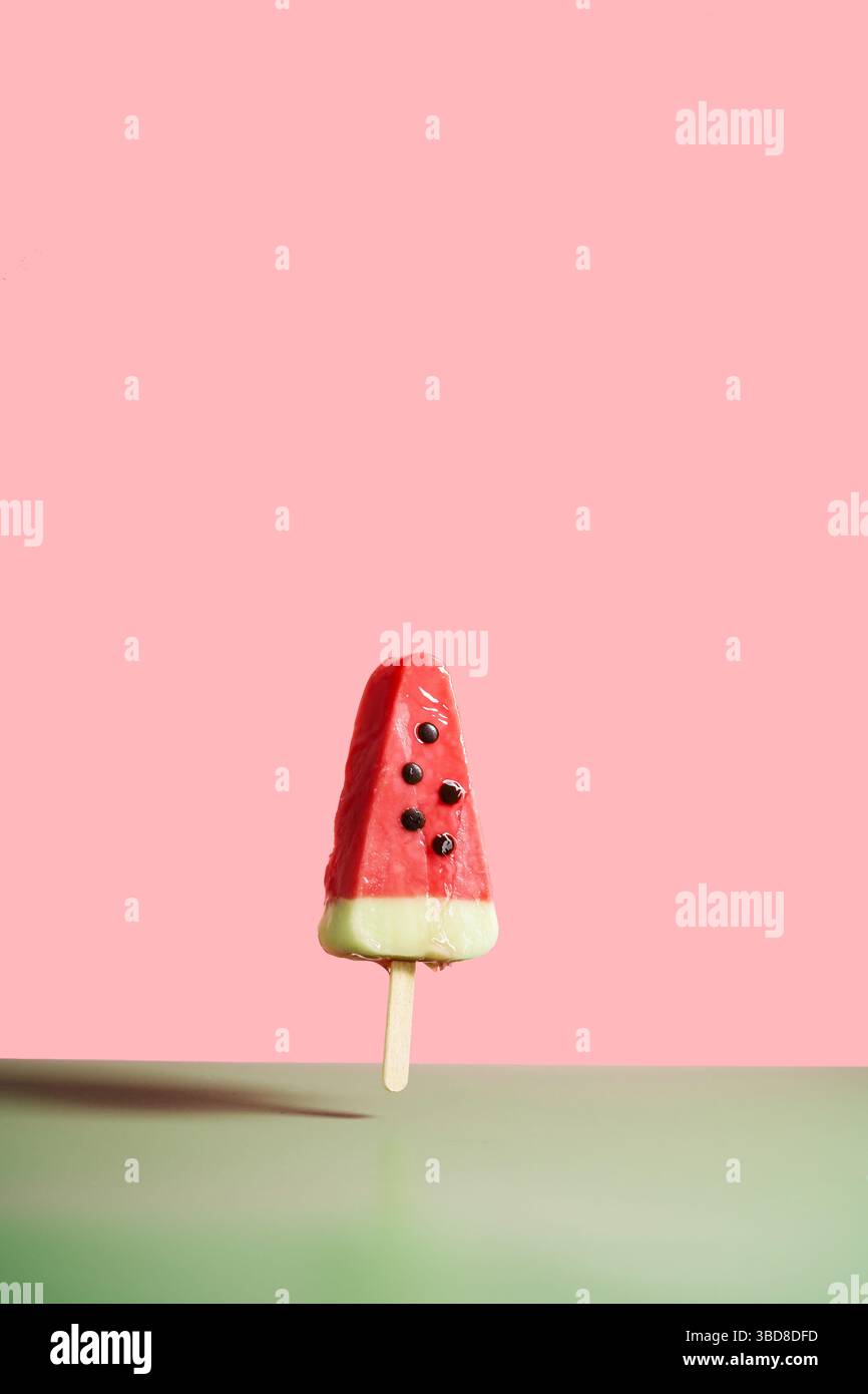 I papaveri di anguria isolano il gelato su sfondo rosa Foto Stock