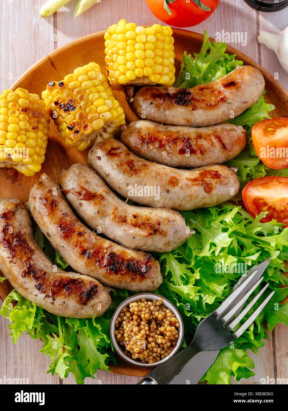 caccia alle salsicce con verdure e mais Foto Stock