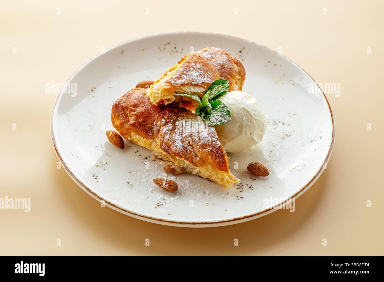 dessert con gelati e pasticceria con mandorle e menta Foto Stock