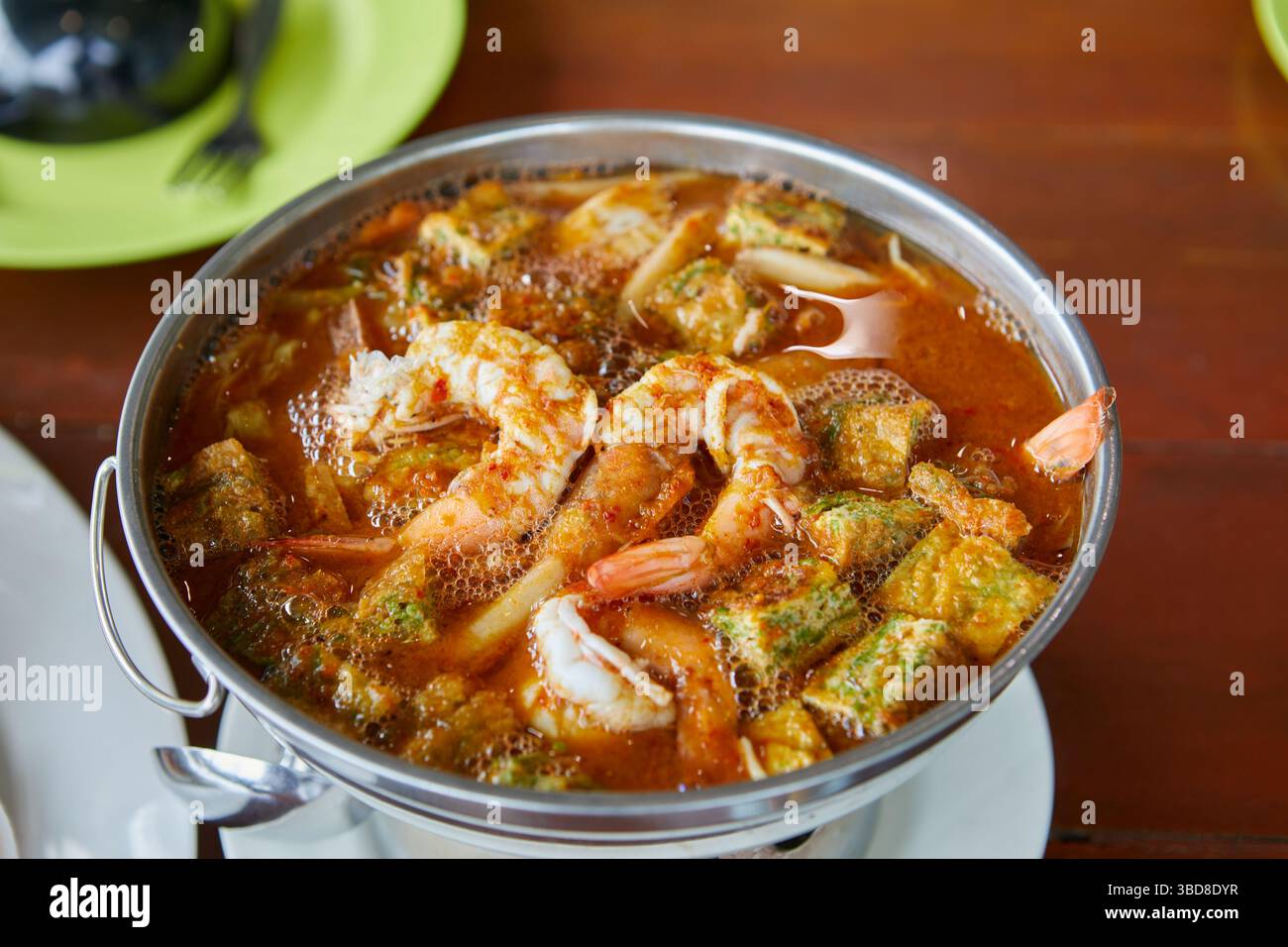 Gamberi al curry aspri con omelette di verdure nel piatto caldo Foto Stock