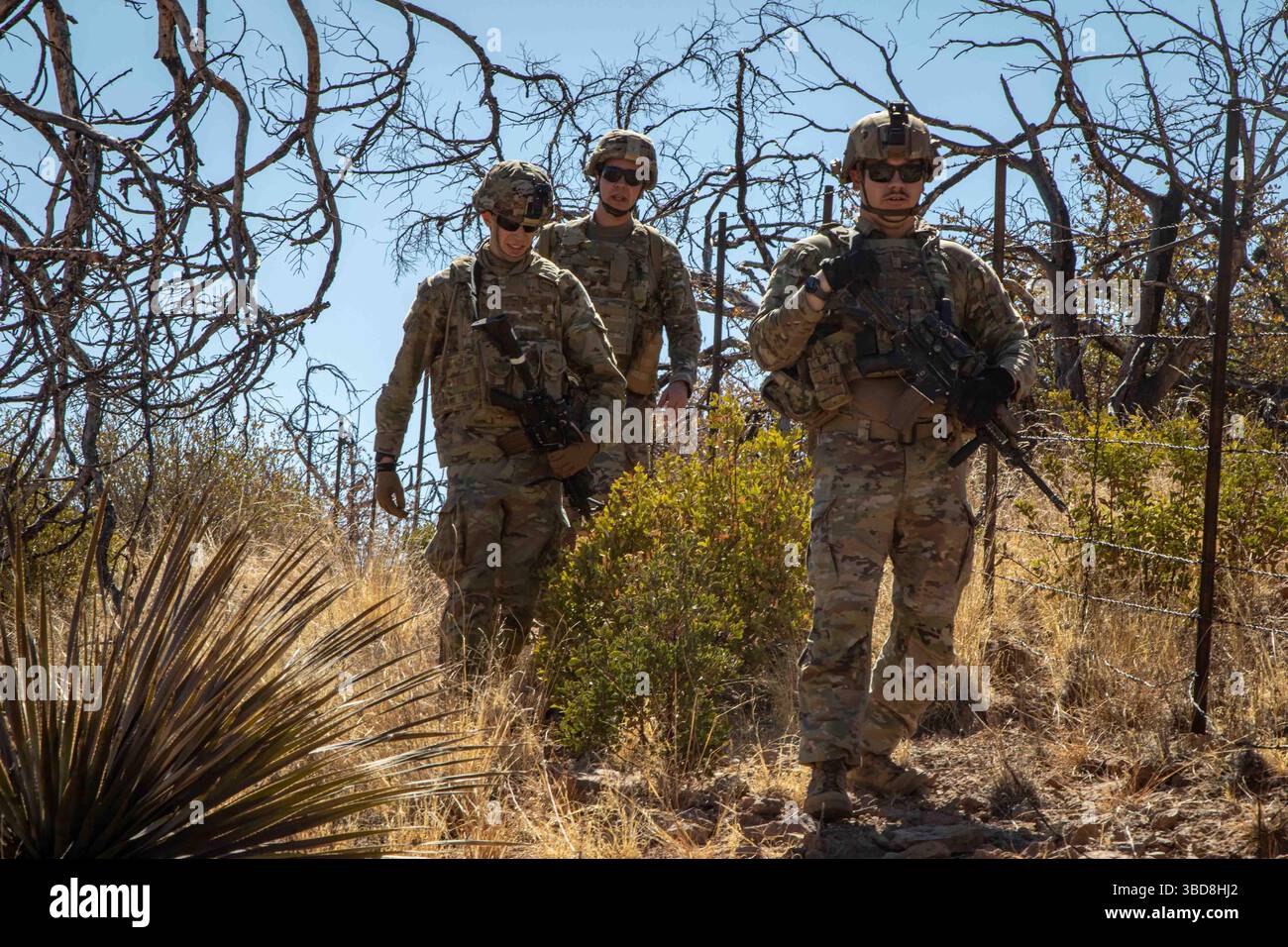 I soldati statunitensi con la 76th Engineer Company, assegnati alla Joint Task Force-Southern Border, navigano sul terreno all'interno della New Mexico National Defense area (NMNDA) vicino ad Antelope, New Mexico, 20 maggio 2025. Questa missione garantisce confini chiaramente marcati in tutta la NMNDA, anche su terreni montuosi. Sotto la direzione del Northern Command degli Stati Uniti, la Joint Task Force–Southern Border allinea gli sforzi per sigillare il confine meridionale e respingere le attività illegali ed è responsabile di operazioni su larga scala, agili e di tutti i domini, che consentiranno operazioni DoD più efficaci ed efficienti. (USA A Foto Stock