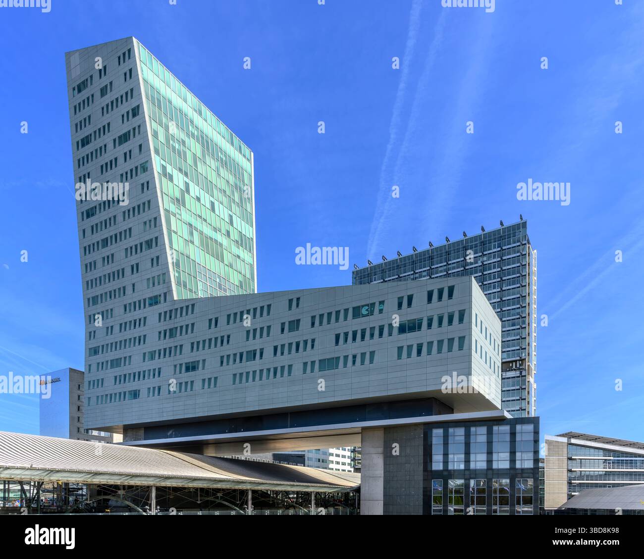 Lo spazio pubblico con i nuovi scraper fuori dalla stazione di Lille Europe e dal centro commerciale Euralille a Lille, nel nord della Francia. Foto Stock