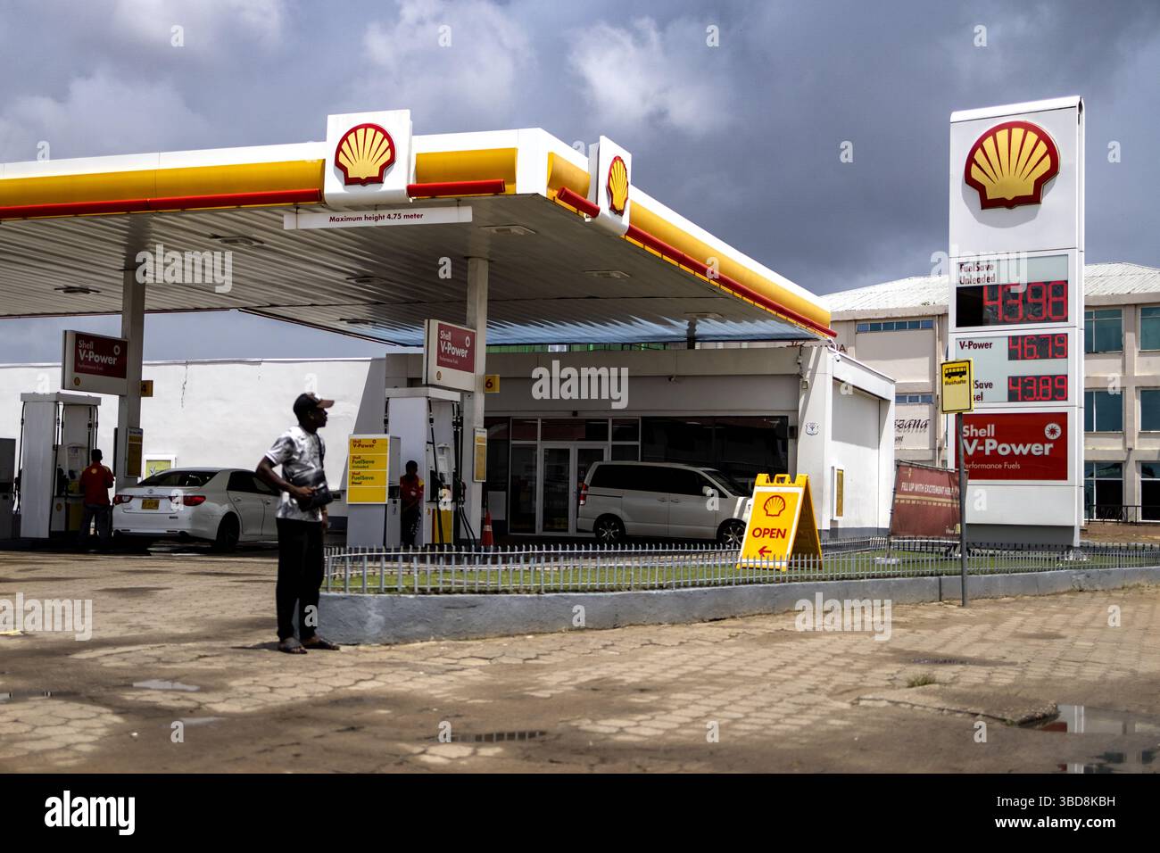 PARAMARIBO - Una stazione di servizio Shell a Paramaribo in vista delle elezioni. Il Suriname partecipa alle urne del 25 maggio, con un totale di 14 partiti politici e combinazioni di partiti che partecipano alle elezioni. ANP RAMON VAN FLYMEN netherlands Out - belgio Out crediti: ANP/Alamy Live News Foto Stock
