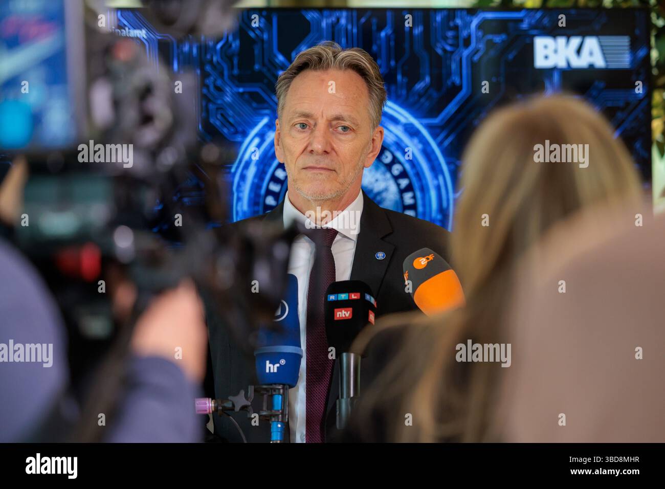 Wiesbaden, Germania. 23 maggio 2025. Il presidente dell'Ufficio federale di polizia criminale, Holger Münch, parla ai giornalisti alla conferenza stampa sullo sciopero contro la criminalità informatica globale nell'ambito dell'operazione Endgame. Crediti: Jörg Halisch/dpa/Alamy Live News Foto Stock