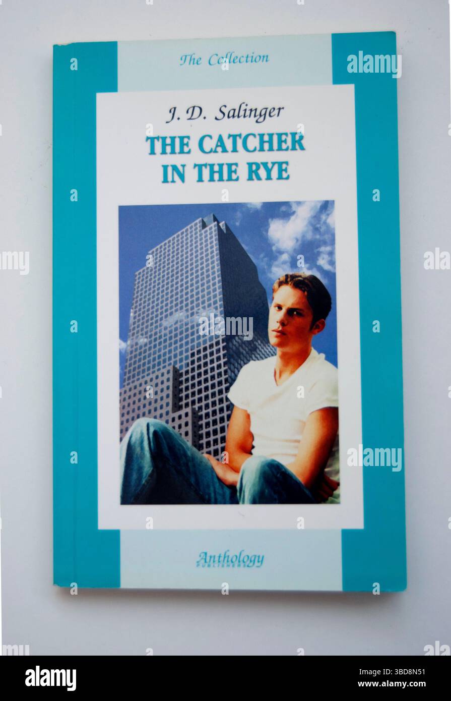 Il libro di J.D. Salinger "The Catcher in the Rye" bianco isolato. Kiev, Ucraina - 01 -13 -2025. Foto Stock