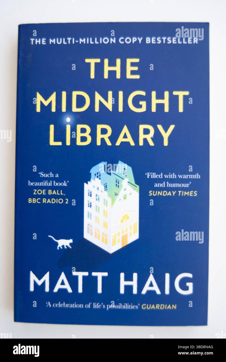 Il libro fantasy di Matt Haig "The Midnight Library" isolato sul bianco. Kiev, Ucraina - 04 -14 -2025. Foto Stock