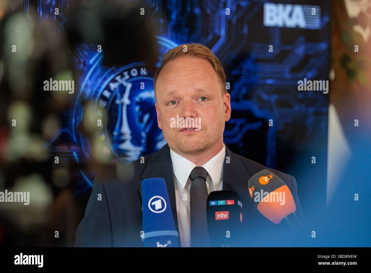 Wiesbaden, Germania. 23 maggio 2025. Benjamin Krause, capo dell'Ufficio centrale per la lotta contro la criminalità informatica (ZIT) della Procura generale di Francoforte sul meno, parla ai giornalisti in una conferenza stampa sullo sciopero contro la criminalità informatica globale nell'operazione Endgame. Crediti: Jörg Halisch/dpa/Alamy Live News Foto Stock